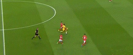 云开体育官网-【欧冠】开场134秒失球 皮克伤退 巴萨染红0比3惨败